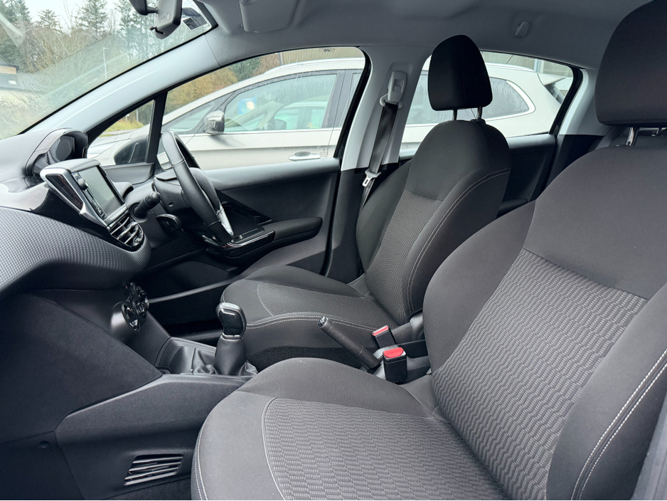 2017 Peugeot 208 - image 7