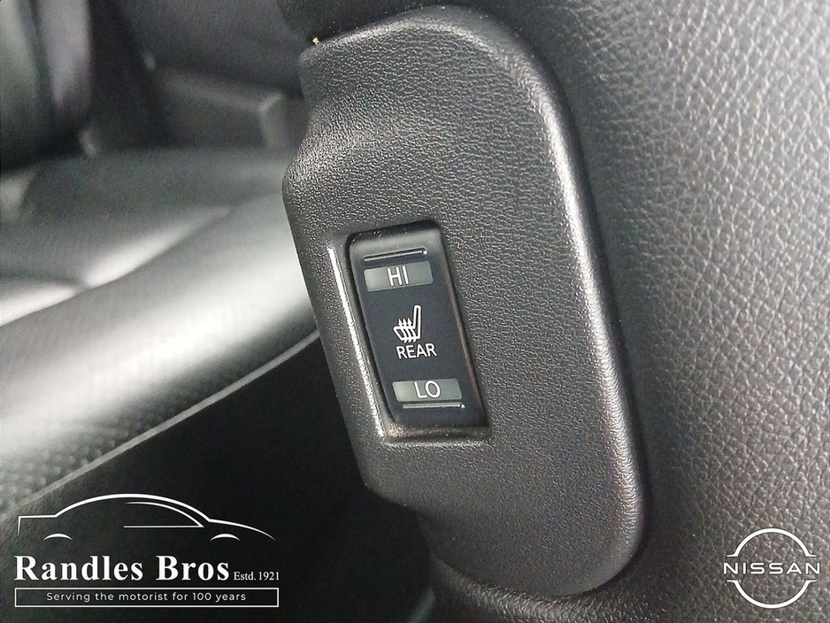 2016 Nissan Leaf - image 24