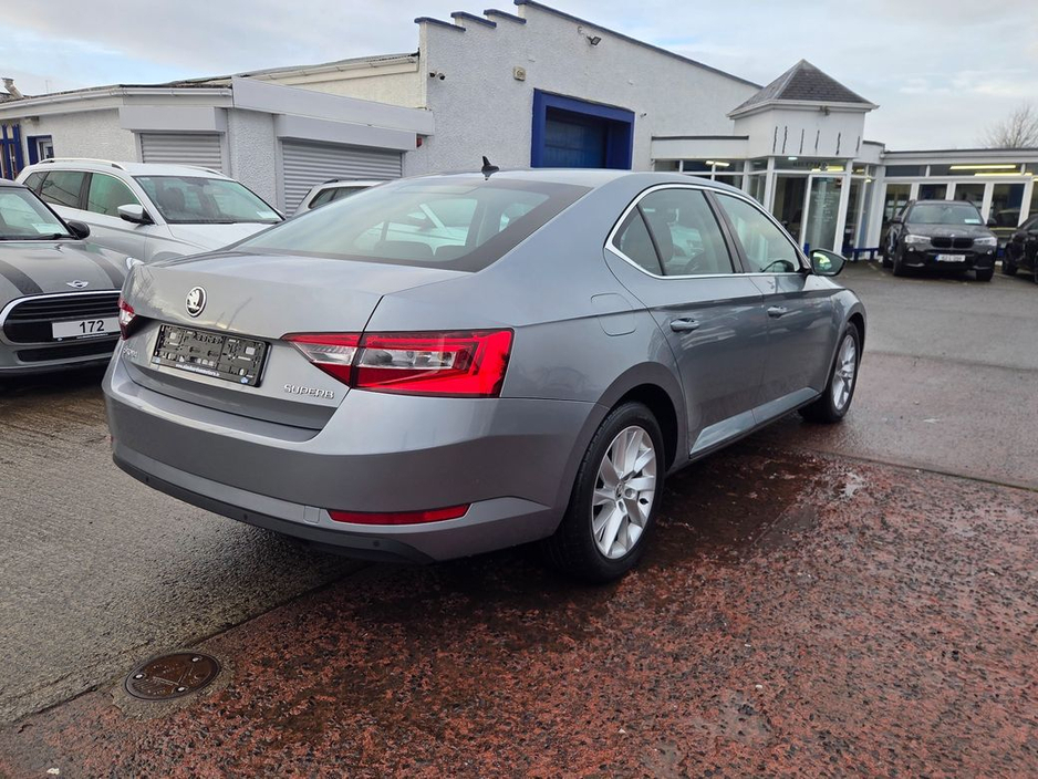 2019 Skoda Superb - image 10