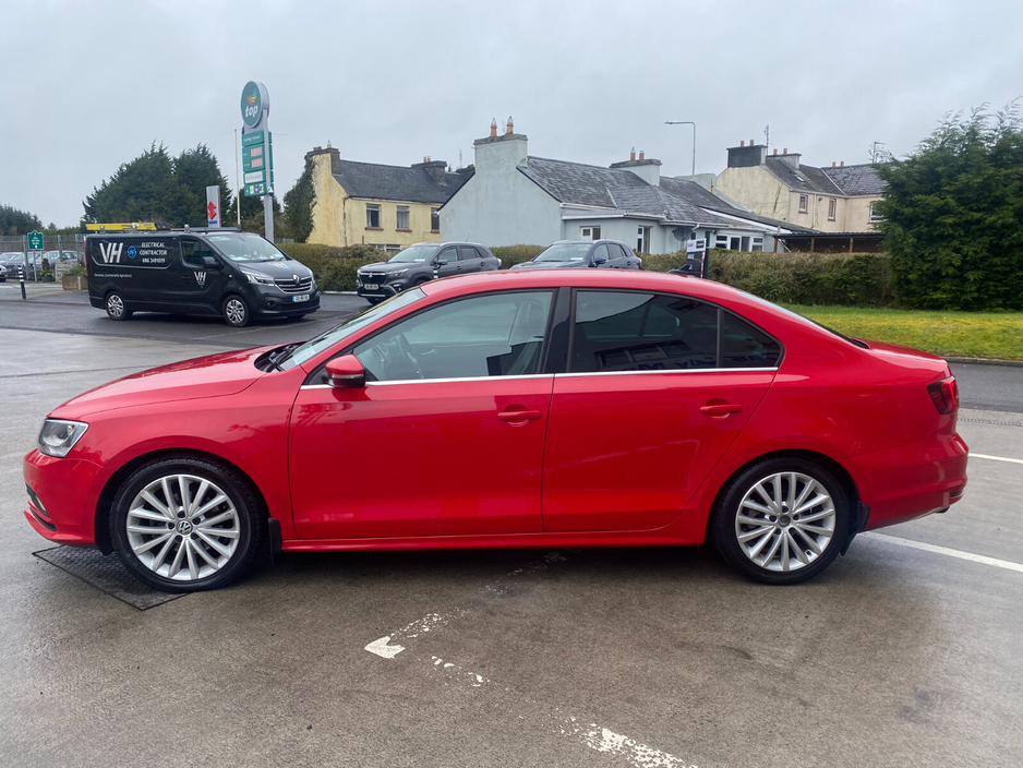 2017 Volkswagen Jetta - image 4