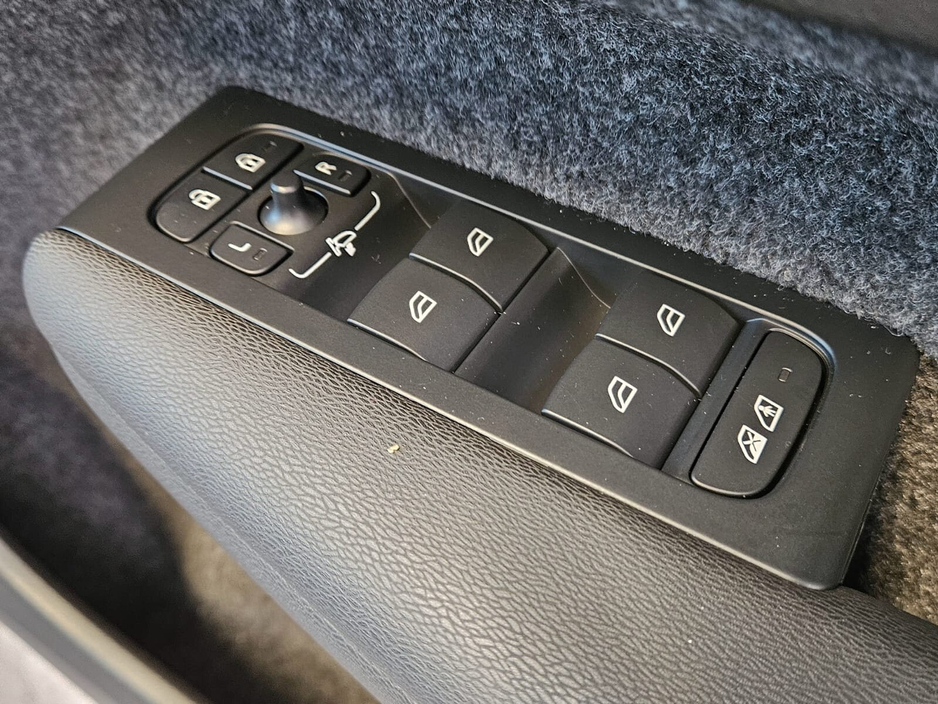 2023 Volvo XC40 - image 11