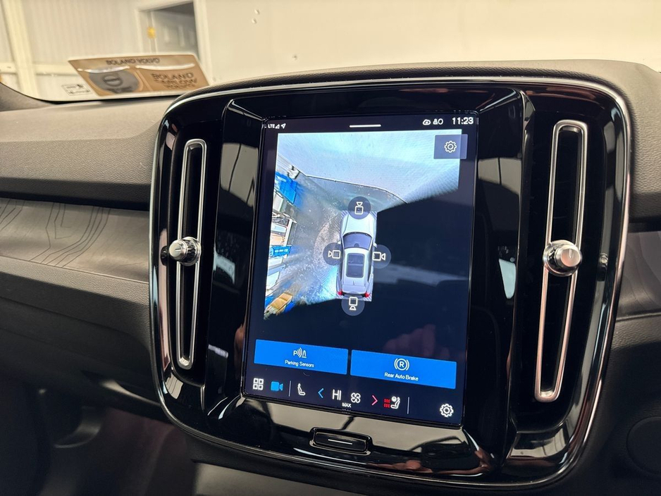 2023 Volvo XC40 - image 23