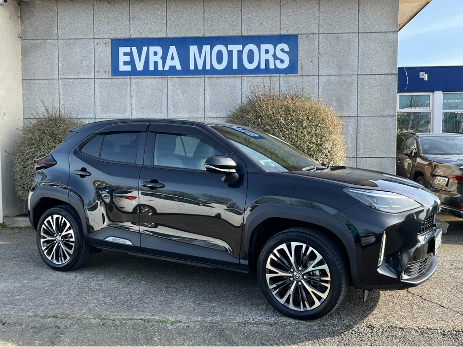 2023 Toyota Yaris Cross - image 3