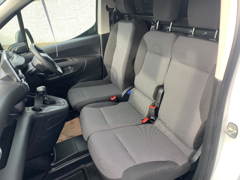 2023 Peugeot Partner - image 8