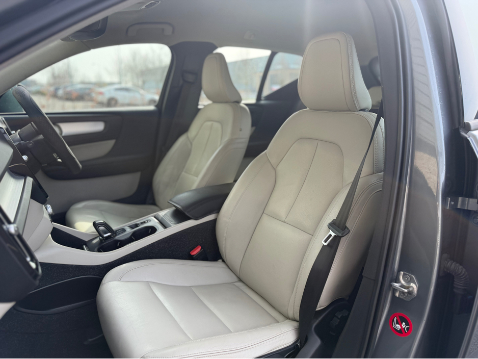 2018 Volvo XC40 - image 14