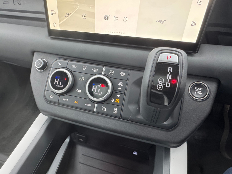 2025 Land Rover Defender P300e X-DYNAMIC SE URBAN SPEC PHEV AUTO €109,950