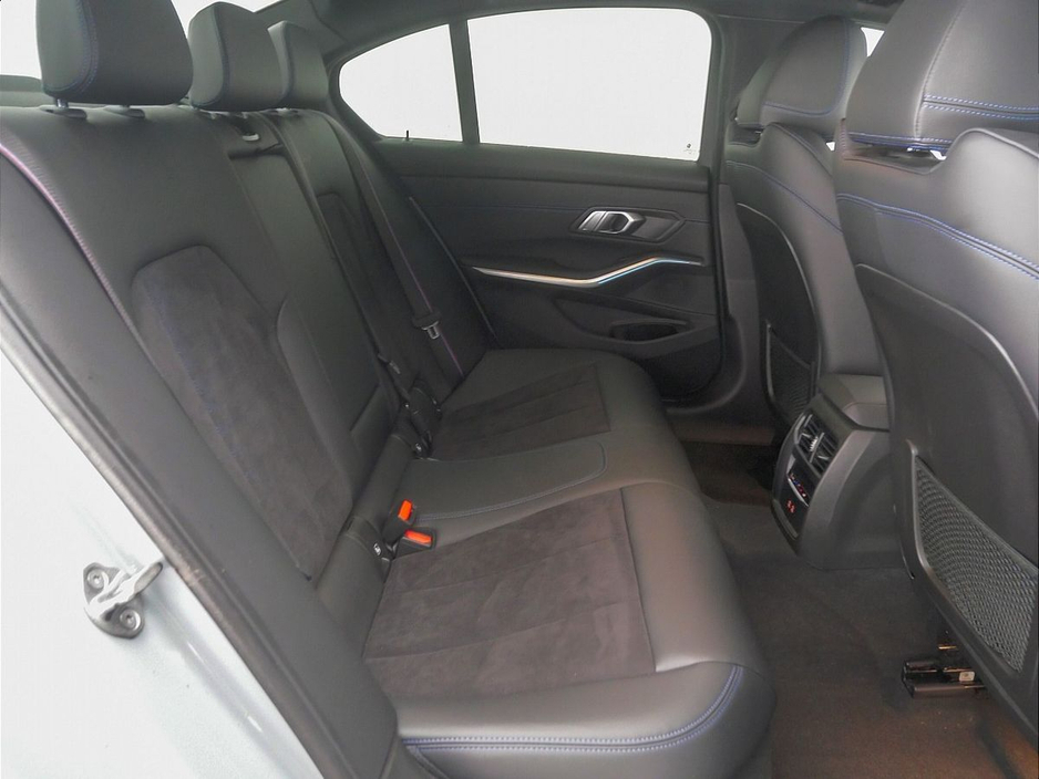 2023 BMW 3 Series - image 11