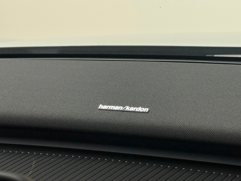 2024 Volvo EX30 ULTRA 69KWH *PAN ROOF* €35,990