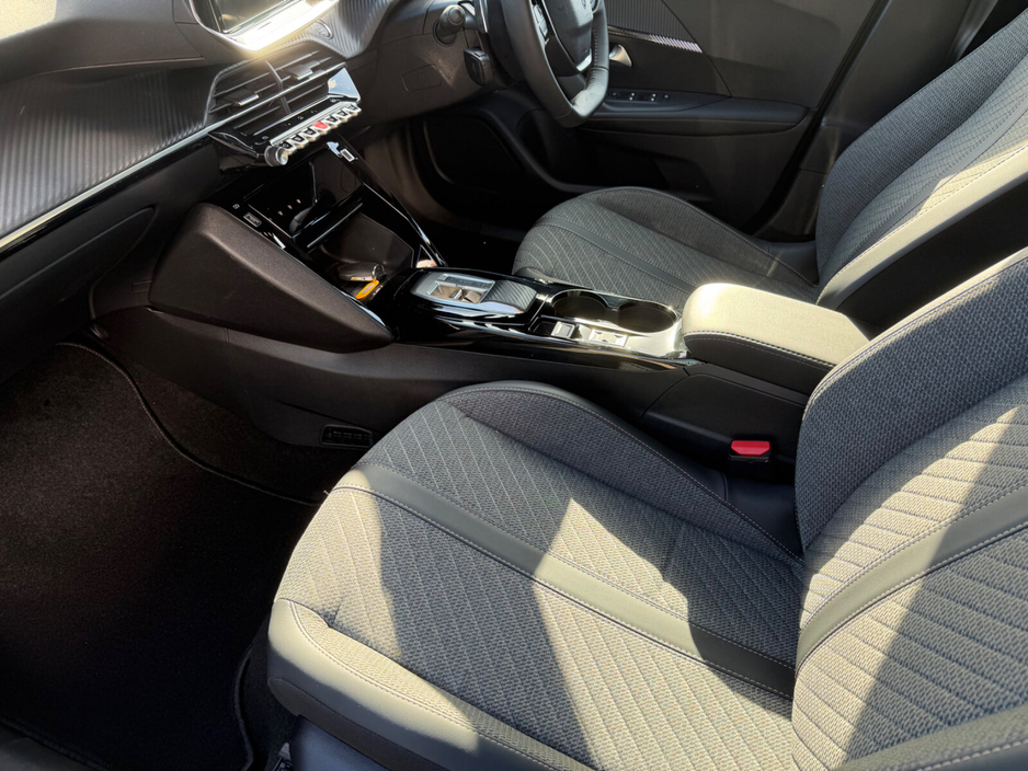 2025 Peugeot 2008 - image 8