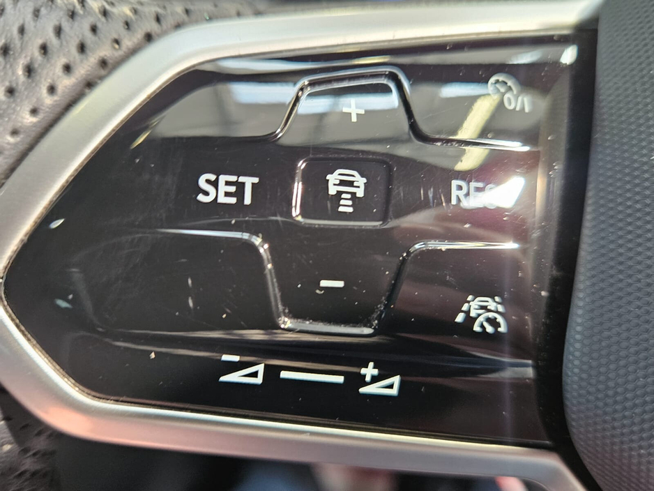 2023 Volkswagen Tiguan - image 11