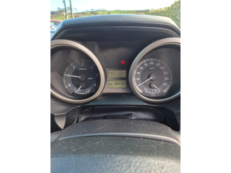 2011 Toyota Landcruiser - image 9