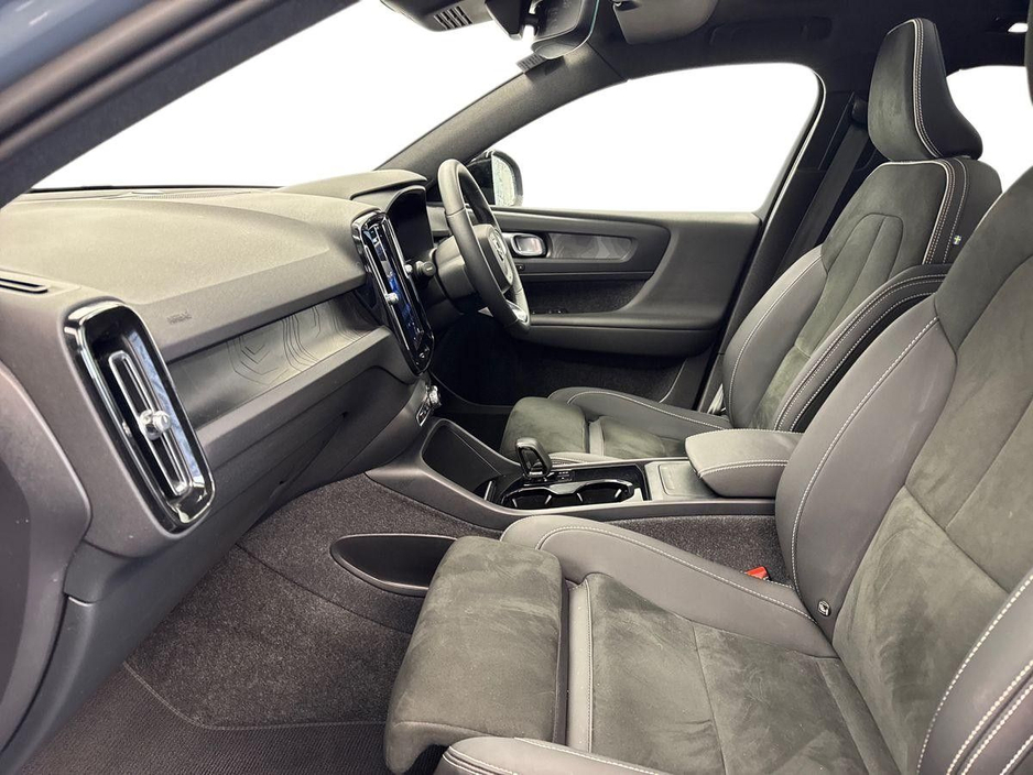 2023 Volvo XC40 - image 2