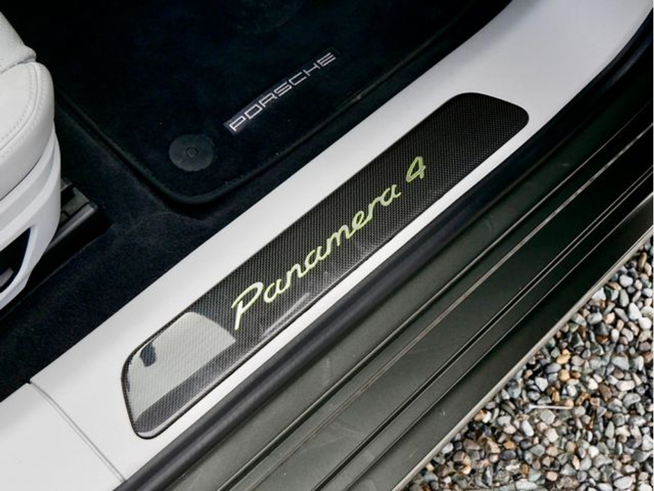 2023 Porsche Panamera - image 19