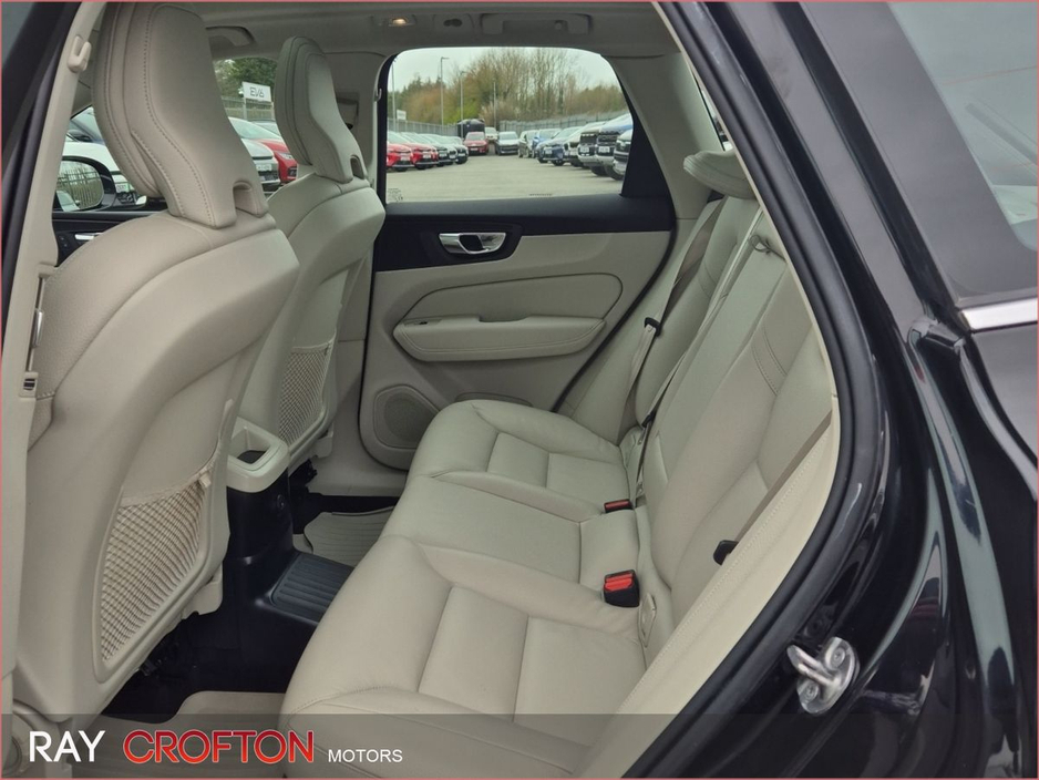 2022 Volvo XC60 - image 7