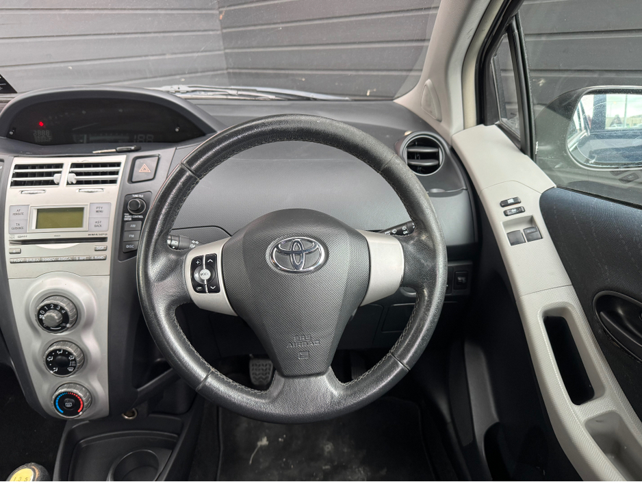 2009 Toyota Yaris - image 13