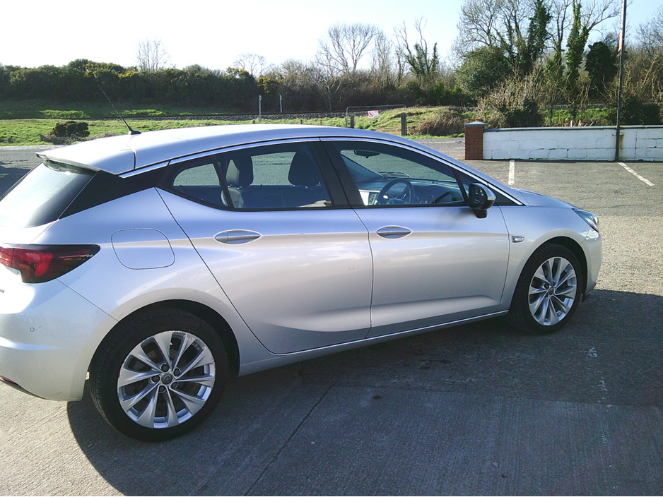 2017 Opel Astra - image 4