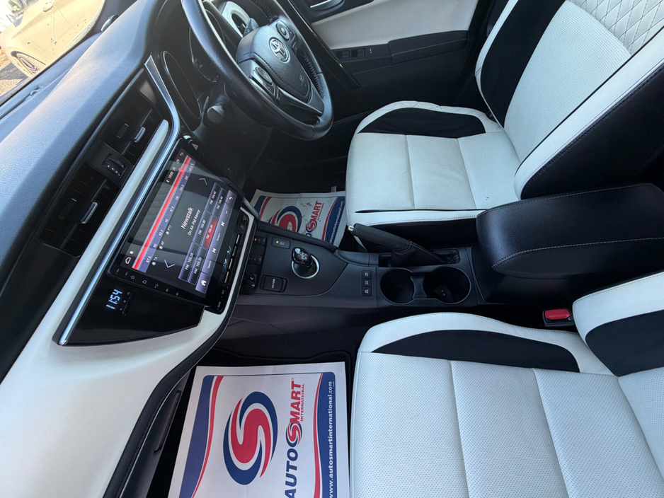 2016 Toyota Auris Hybrid €12,999