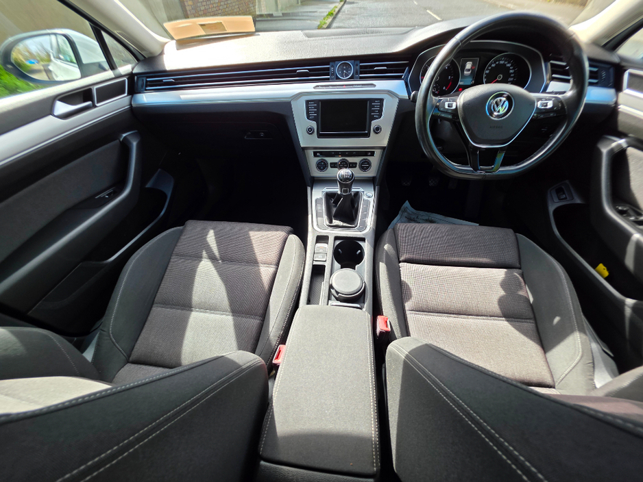 2016 Volkswagen Passat - image 9