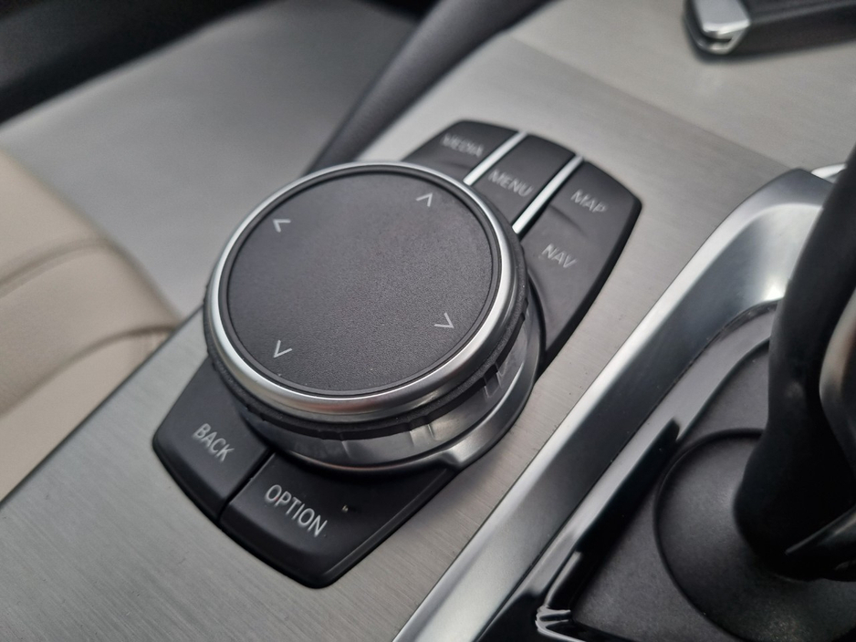 2019 BMW 5 Series - image 26