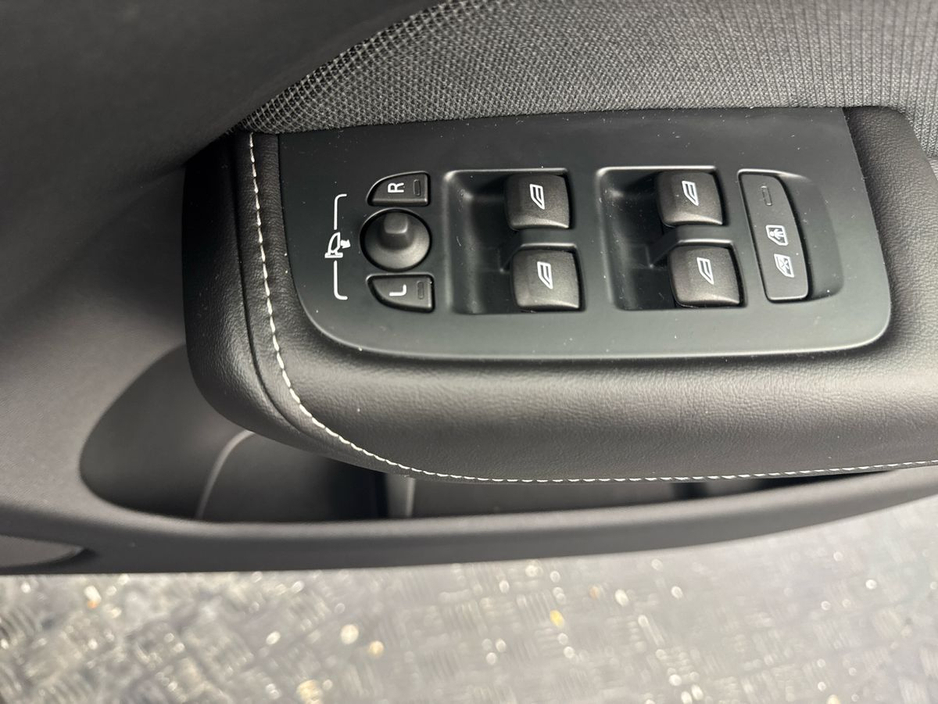 2024 Volvo XC60 - image 24