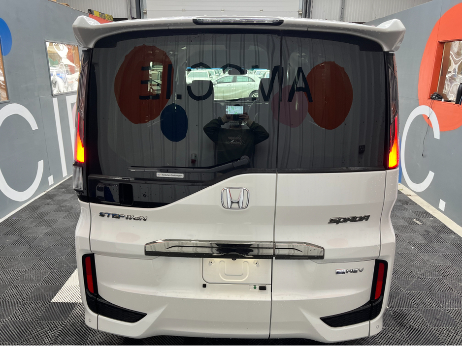 2021 Honda Stepwagon - image 3