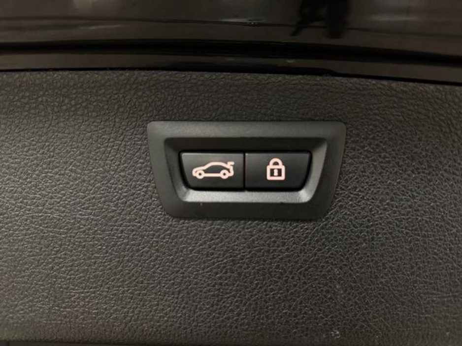 2015 BMW 3 Series - image 19