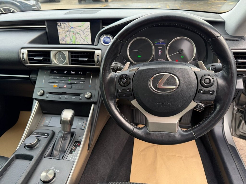 2016 Lexus IS 300 h - image 17