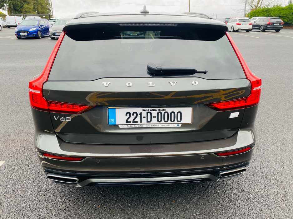 2022 Volvo V60 - image 7