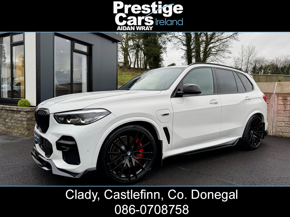 2022 BMW X5 XDRIVE 45E M SPORT AUTO,M PERFORMANCE BODY KIT,ALPINE WHITE,PLUS PACK,TECH PACK,HEAD UP DISPLAY,HEATED LEATHER,APPLE CAR PLAY,ADJUSTABLE SUSPENSION,CAMERAS,FACTORY UP GRADED BRAKES,FBMWSH,HIGH SPEC €64,950