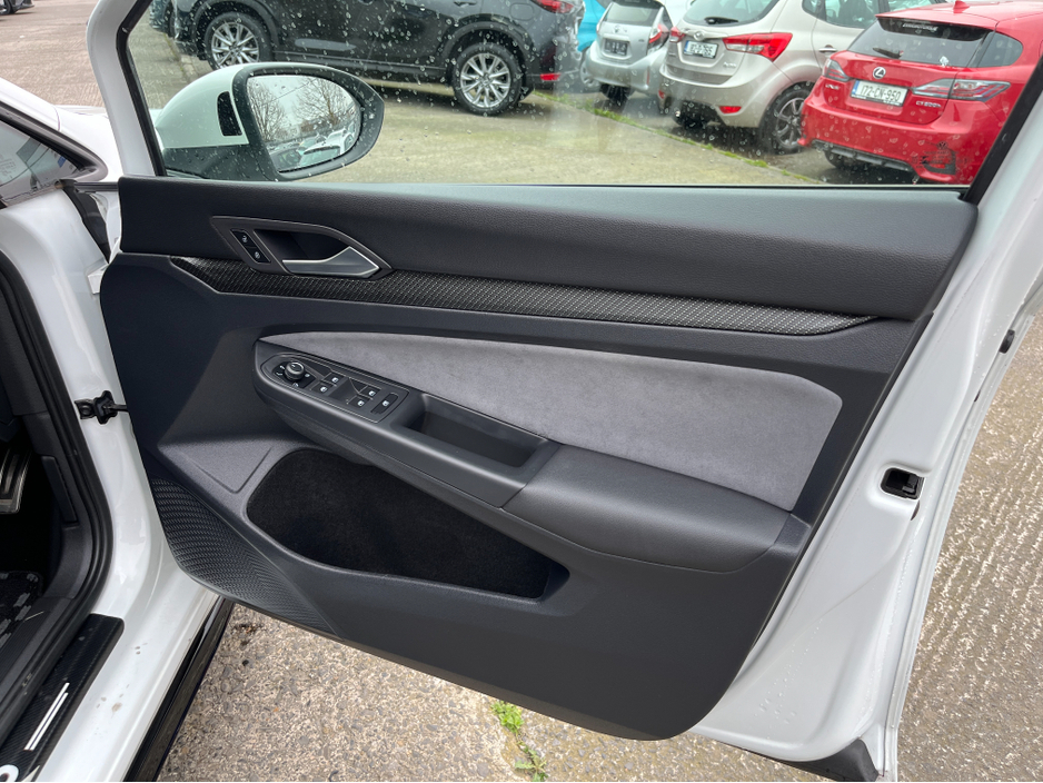 2022 Volkswagen Golf - image 12