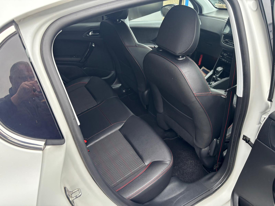 2016 Peugeot 208 - image 5