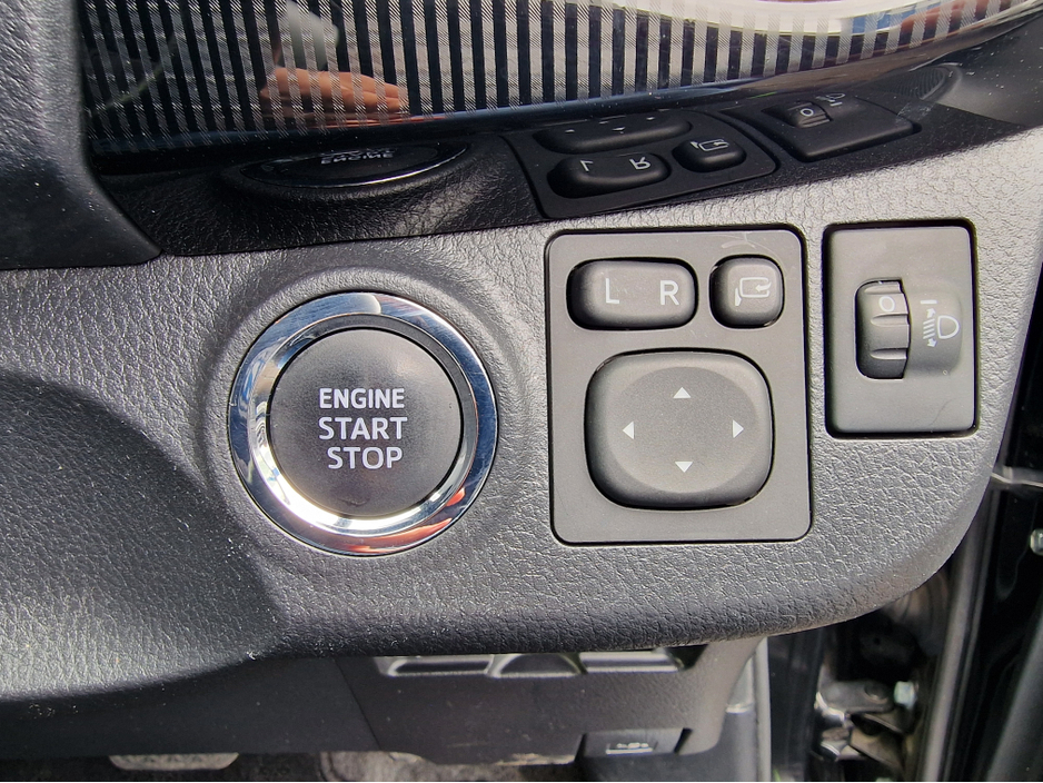 2018 Toyota Yaris - image 18