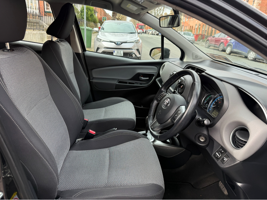 2017 Toyota Yaris - image 12