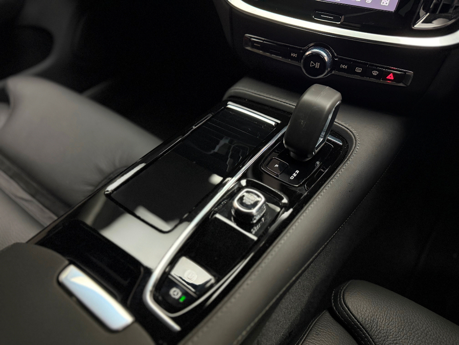 2025 Volvo V60 PLUS T6 2.0 PHEV AWD 350HP €54,990