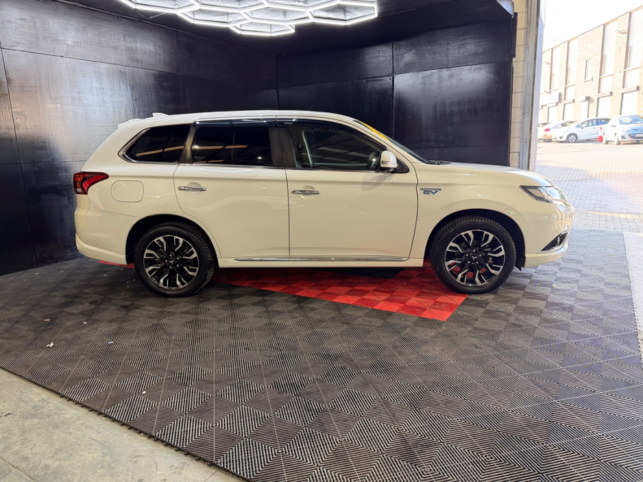 2017 Mitsubishi Outlander - image 2