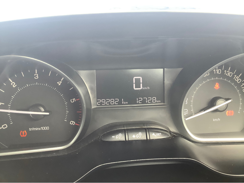 2016 Peugeot 2008 - image 2