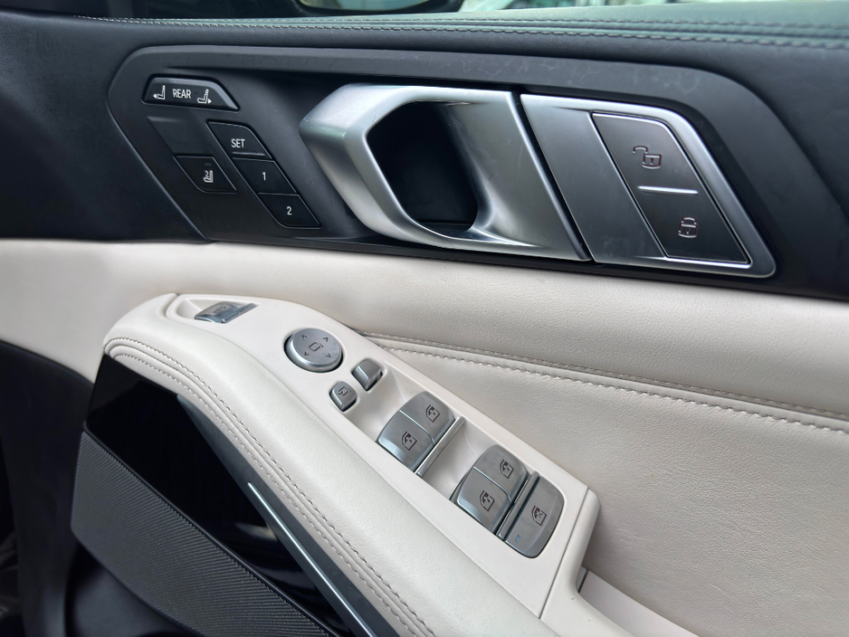 2021 BMW X7 - image 34