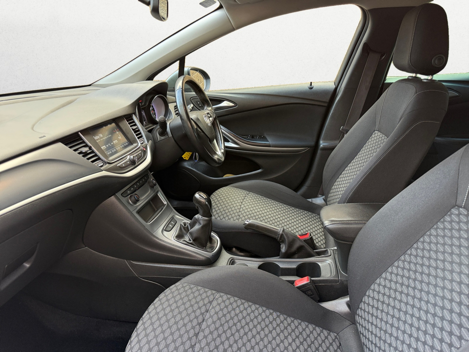 2019 Vauxhall Astra - image 6