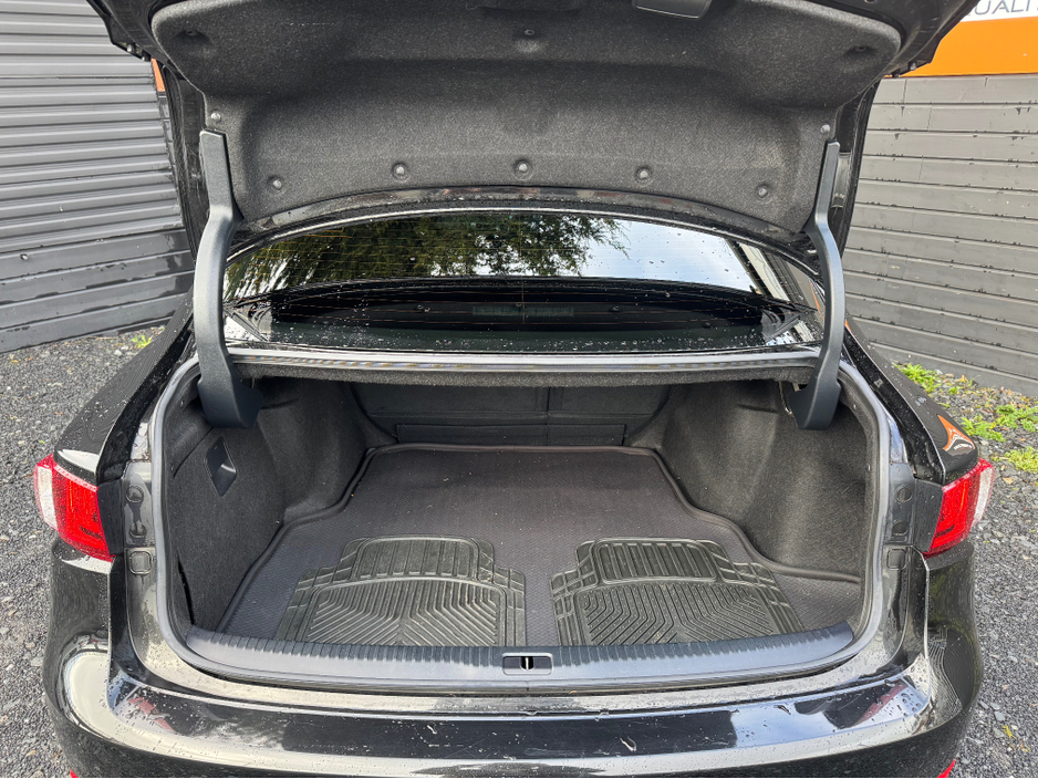 2013 Lexus IS 300 h 2.5 HYBRID AUTO SUNROOF €14,995