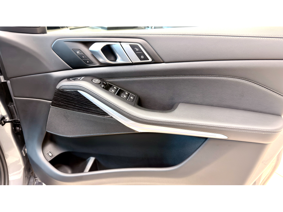 2025 BMW X5 - image 6