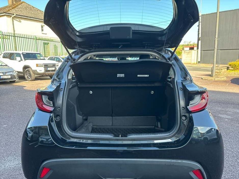 2024 Toyota Yaris - image 10