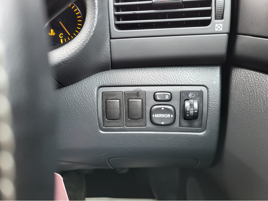 2006 Toyota Avensis - image 20