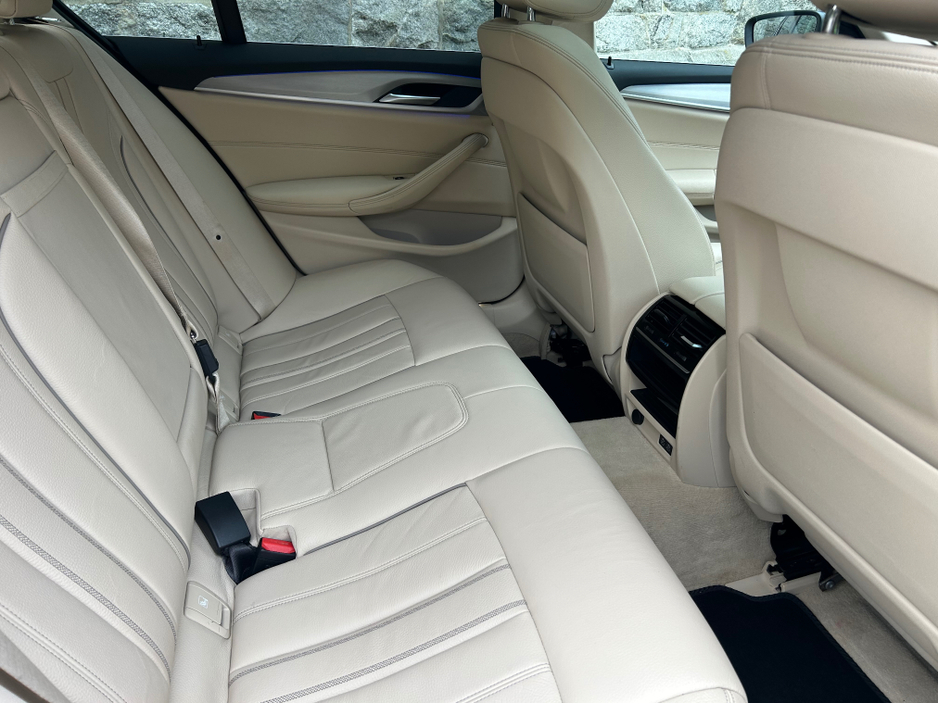 2019 BMW 5 Series - image 8