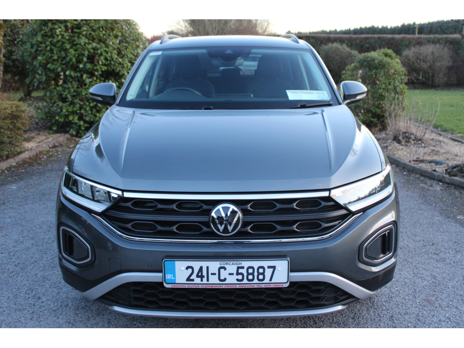 2024 Volkswagen T-Roc - image 3