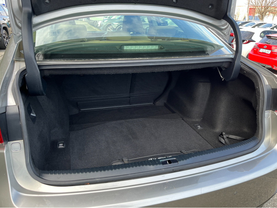 2018 Lexus IS 300 h - image 8