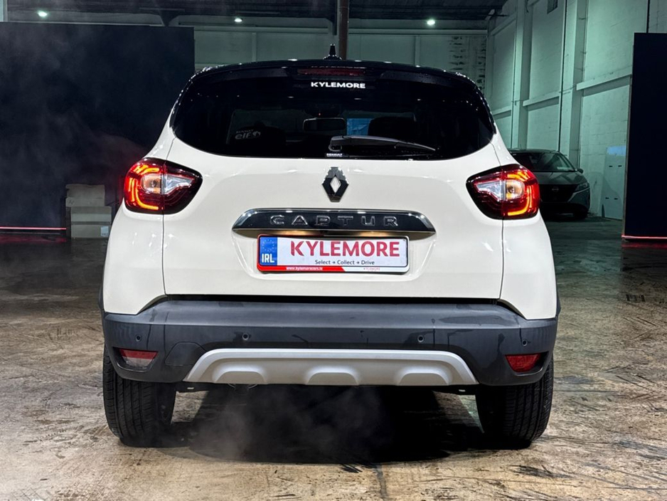 2020 Renault Captur WHITE/BLACK TWO TONE - FACTORY ALLOYS - HALF LEATHER - REVERSE CAMERA €16,950