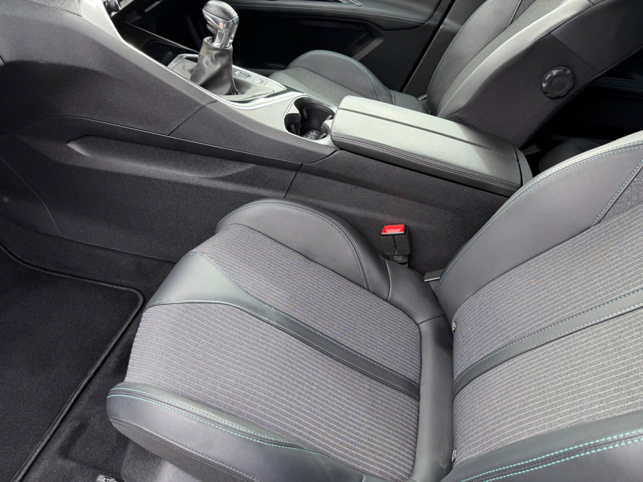 2023 Peugeot 3008 - image 8