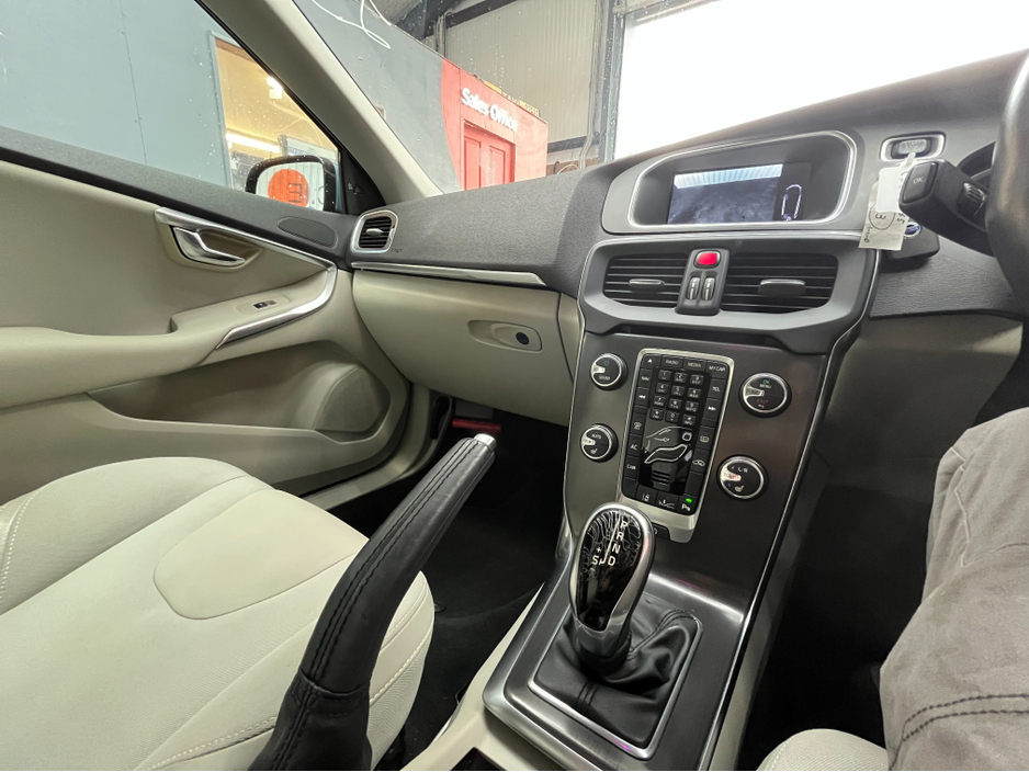 2015 Volvo V40 - image 16