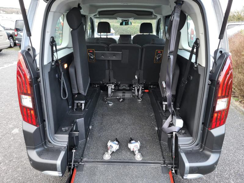 2025 Peugeot Rifter - image 10