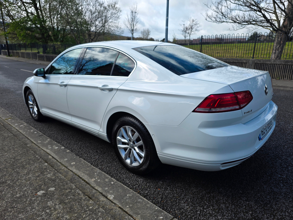 2016 Volkswagen Passat - image 5